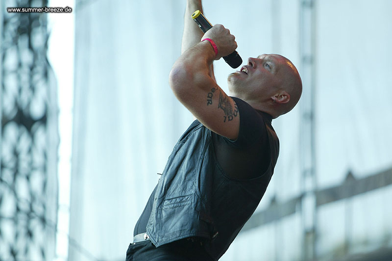 Bild eines Mitglieds der Band Primal Fear beim Live Auftritt auf dem Summer Breeze 2003.